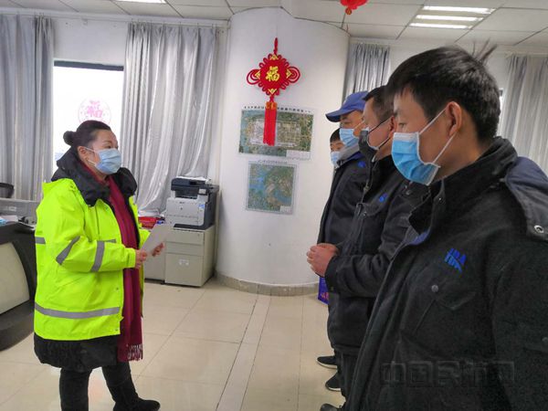 3、王忠中在叮嘱当班工作人员务必双手递接轻拿轻放_副本.jpg 3、王忠中在叮嘱当班工作人员务必双手递接轻拿轻放_副本.jpg