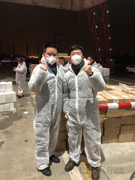 4、陈玺和周宇昕在筹集应急物资_副本.jpg 4、陈玺和周宇昕在筹集应急物资_副本.jpg