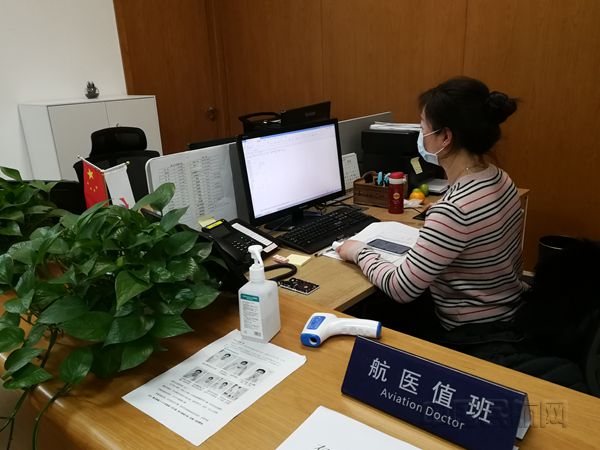 5、熊莉在一线值班_副本.jpg 5、熊莉在一线值班_副本.jpg