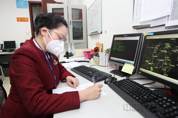 6、李婉华在值班_副本.jpg 6、李婉华在值班_副本.jpg