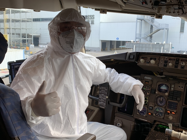 nEO_IMG_顺丰航空机长刘诗彬准备执行任务