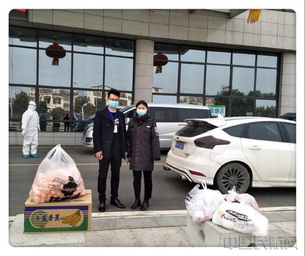 3、韩梦嘉捐赠慰问品.jpg 3、韩梦嘉捐赠慰问品.jpg