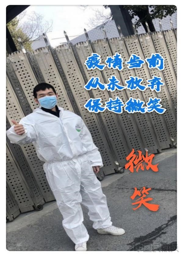 4、安检员郑文彬坚守在抗“疫”一线.jpg 4、安检员郑文彬坚守在抗“疫”一线.jpg
