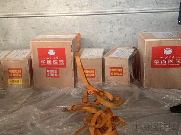 设备等待装车.jpg 设备等待装车.jpg