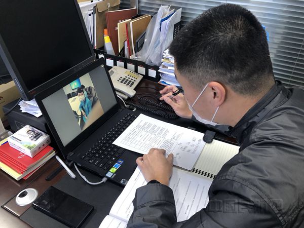 监察员远程对乘务长进行提问_副本.jpg 监察员远程对乘务长进行提问_副本.jpg