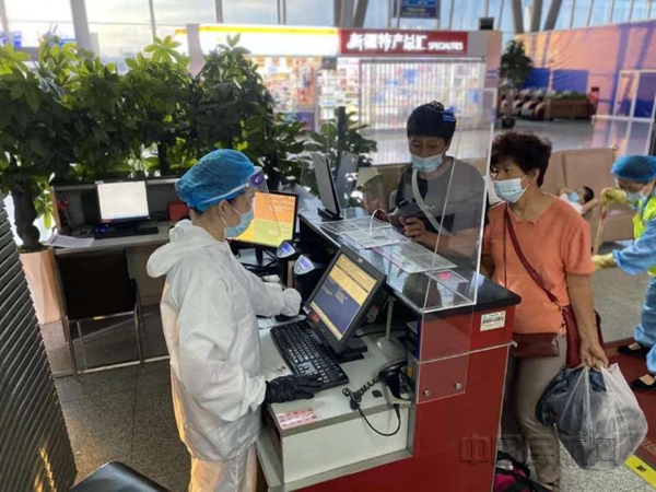 4南航新疆地服部“大白”坚守岗位一线(拍摄者:王茜)_副本.jpg 4南航新疆地服部“大白”坚守岗位一线(拍摄者:王茜)_副本.jpg