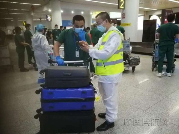 5南航新疆地服部“大白”细心帮助旅客了解防疫程序(拍摄者:王茜)_副本.jpg 5南航新疆地服部“大白”细心帮助旅客了解防疫程序(拍摄者:王茜)_副本.jpg