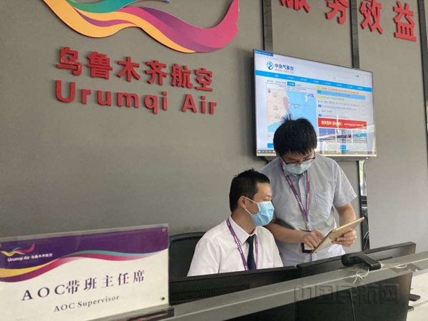 6乌航AOC带班主任侯旭东在席位上(拍摄者:段萍)_副本.jpg 6乌航AOC带班主任侯旭东在席位上(拍摄者:段萍)_副本.jpg