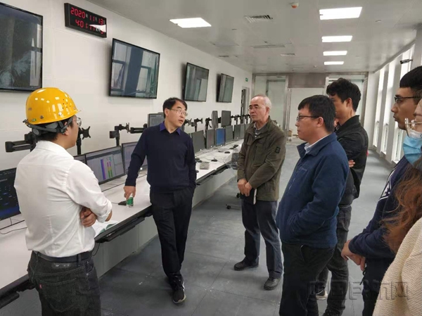 西南管理局气象处副处长李为民一行前往成都天府机场指导气象建设工作 (1)_副本.jpg