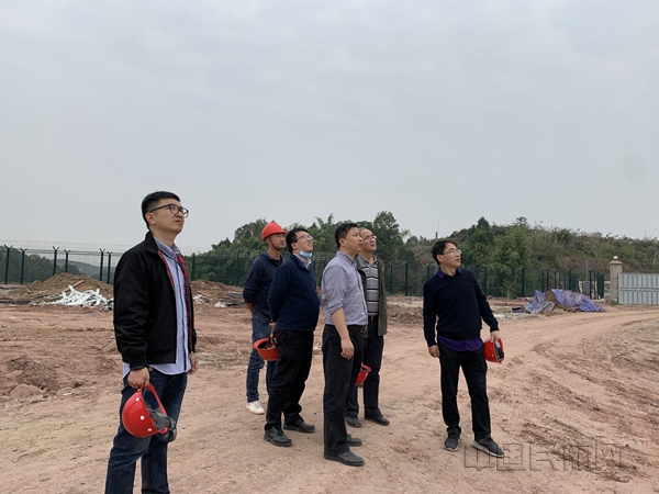 西南管理局气象处副处长李为民一行前往成都天府机场指导气象建设工作 (2)_副本.jpg