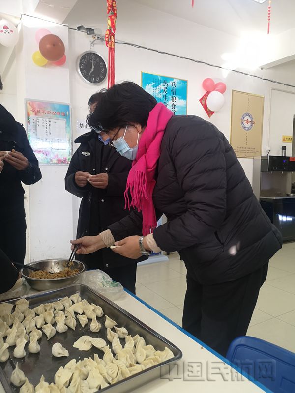 白珍局长与阿里航站员工一起包饺子_副本.jpg
