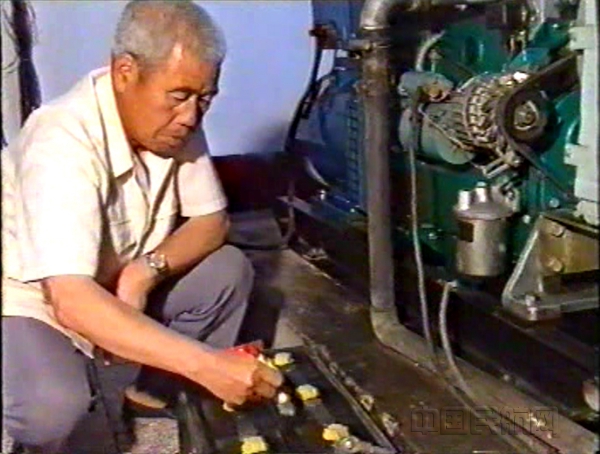 李承富查看油机_副本.jpg 李承富查看油机_副本.jpg