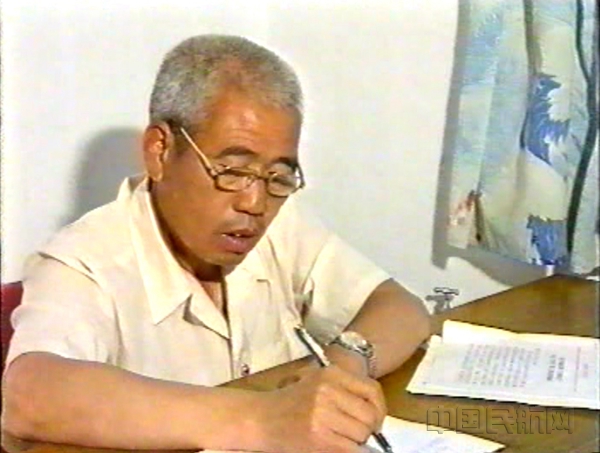 李承富学习业务知识_副本.jpg 李承富学习业务知识_副本.jpg