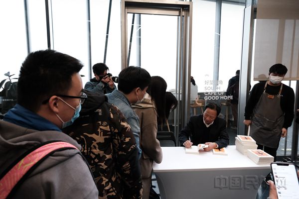 詹东新为到场读者签名_副本.jpg 詹东新为到场读者签名_副本.jpg