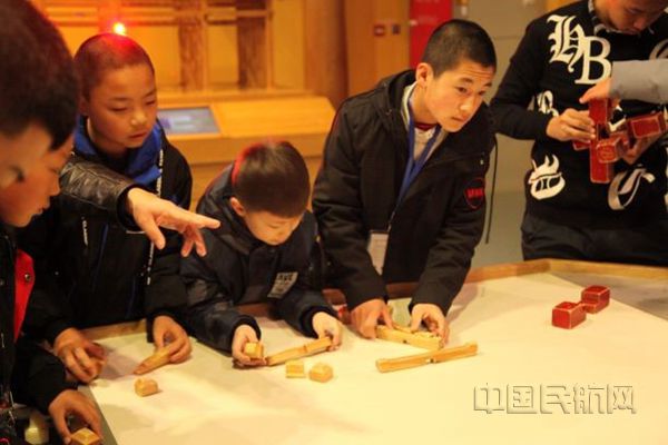 图为：许帅帅（右二）及寇弘毅（左二）参加2019年“放飞梦想”游学活动_副本.jpg