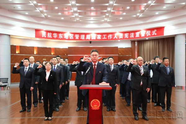 领誓人吕新明左手抚按宪法,领诵誓词1.jpg