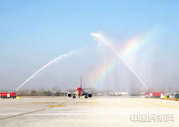 身披祥云的飞机穿过七彩虹光，接受“过水门”的盛大欢迎_副本.jpg