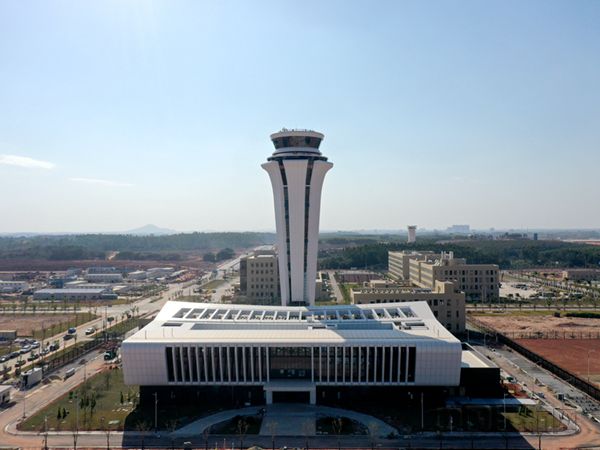 中南地区管理局范永平副局长一行检查湛江吴川机场空管工程建设情况 (图2)_副本.jpg