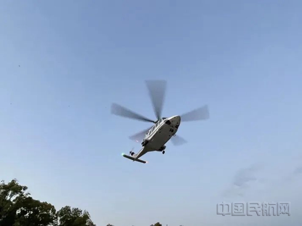 承担运输任务的AW139直升机从上海起飞.jpg 承担运输任务的AW139直升机从上海起飞.jpg