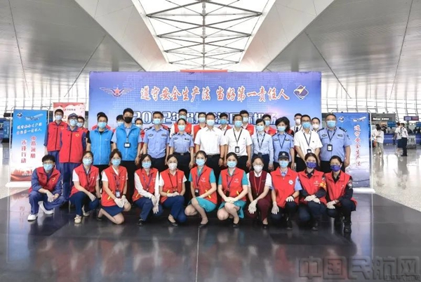 温州监管局联合驻场单位在温州龙湾国际机场开展安全生产宣传咨询日活动.jpg 温州监管局联合驻场单位在温州龙湾国际机场开展安全生产宣传咨询日活动.jpg