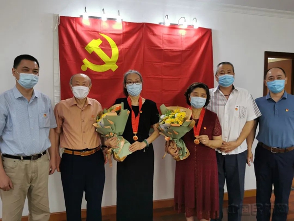 由处领导为到场的两名老党员代表颁发“光荣在党50年”纪念章并送上鲜花1.jpg 由处领导为到场的两名老党员代表颁发“光荣在党50年”纪念章并送上鲜花1.jpg