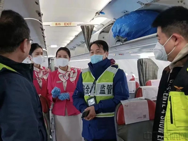 浙江监管局由局领导带队,采用“四不两直”的方式,对杭州地区民航单位开展了突击检查