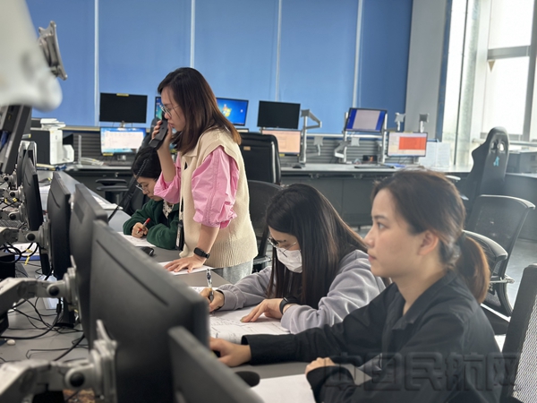 水印 图2 气象预报人员进行现场应急处置1