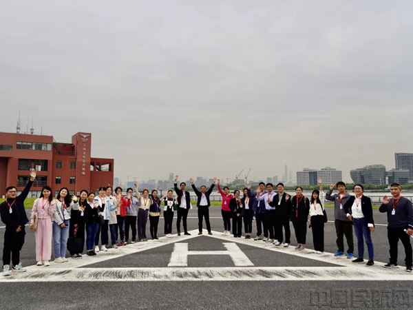 青年干部们分批参观了模拟机、航电综合实验室。最后前往华东通航服务中心和上海龙华直升机场进行了参观学习2