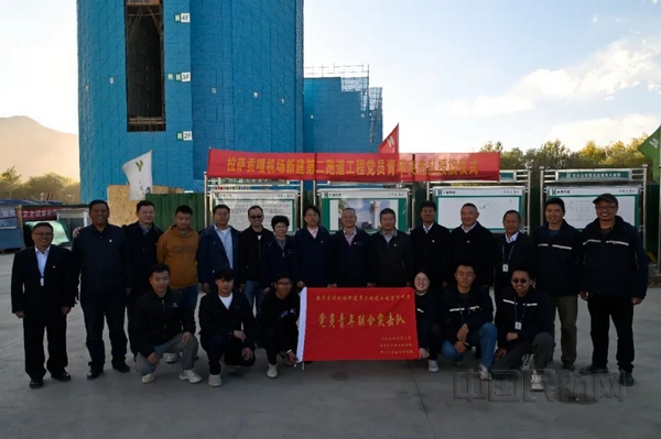 nEO_IMG_党员青年联合突击队员与参加仪式领导合影