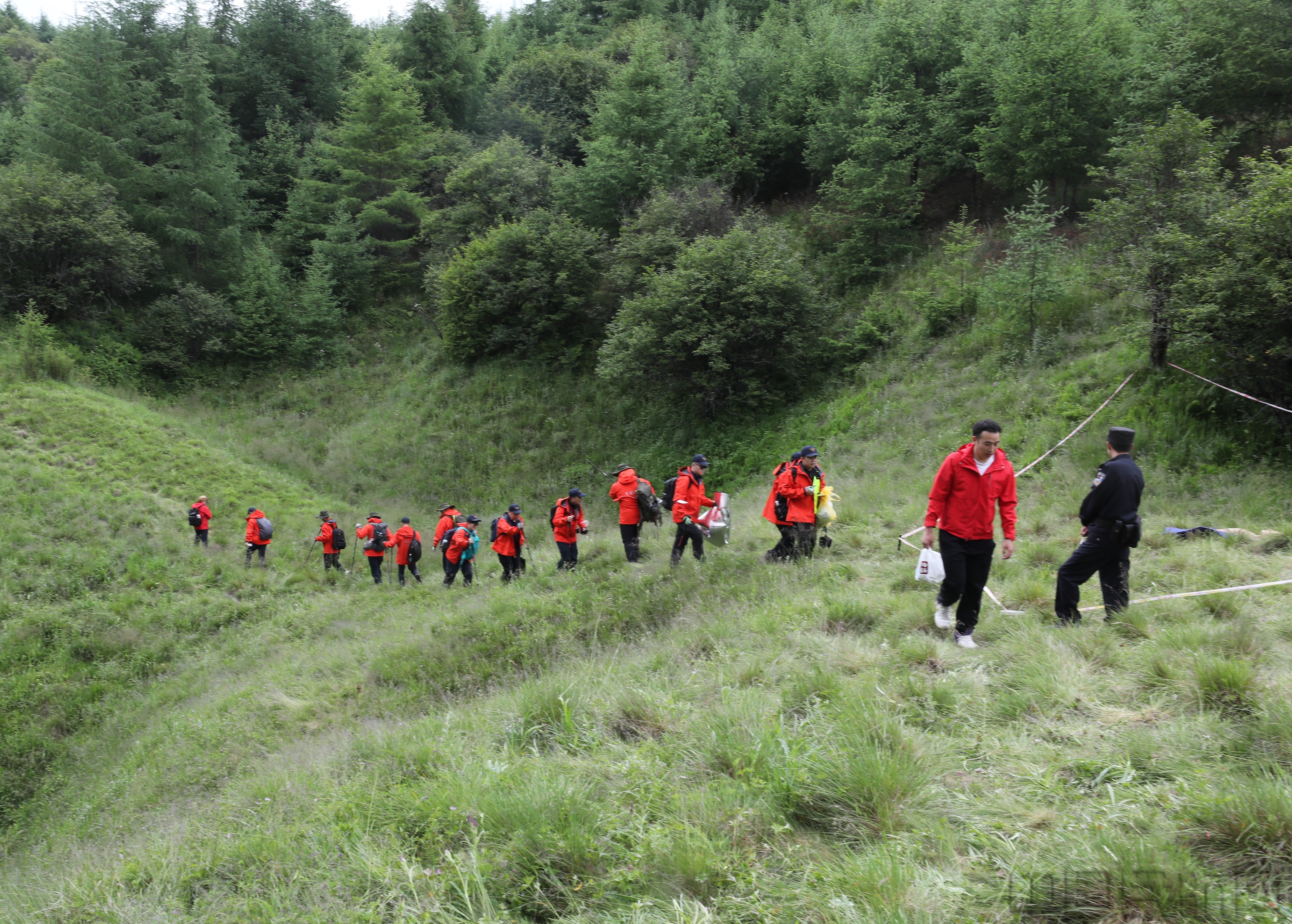 3、调查队伍翻山越岭赶往“事发现场”