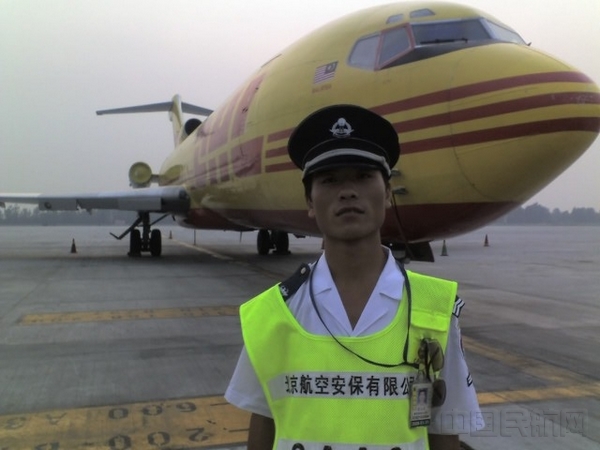 2007年,潘山冰执行航班监护任务.jpg 2007年,潘山冰执行航班监护任务.jpg