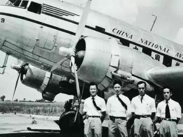 1、执行“八一”开航任务的139号机组人员合影.jpg 1、执行“八一”开航任务的139号机组人员合影.jpg
