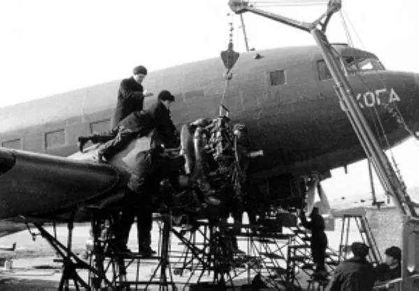 3、中苏民用航空股份公司工作人员检修飞机.jpg 3、中苏民用航空股份公司工作人员检修飞机.jpg
