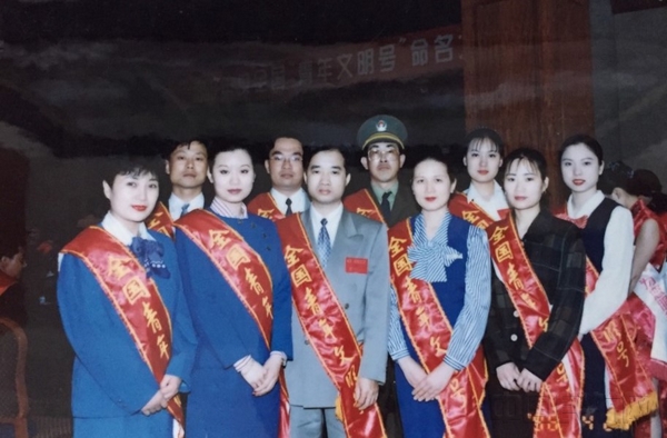 2、民航系统全国青年文明号集体照·摄于1996年4月.jpg