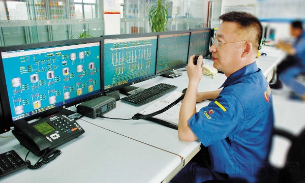 王国平在油库运行控制室的值班岗位上,34年坚守如一.jpg 王国平在油库运行控制室的值班岗位上,34年坚守如一.jpg