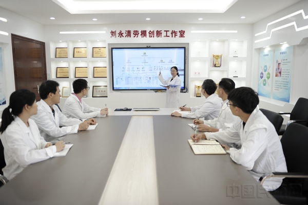 给质量计量中心化验人员进行专业培训.jpg 给质量计量中心化验人员进行专业培训.jpg