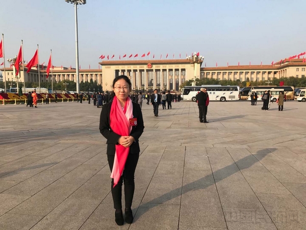 参加党的十九大会议,在会场外留影.jpg 参加党的十九大会议,在会场外留影.jpg