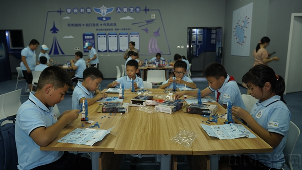 在珠海大川参加民航科普夏令营的学生们在学习航天火箭模型拼装6