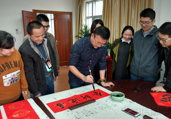 深圳空管书画协会写春联.jpg 深圳空管书画协会写春联.jpg