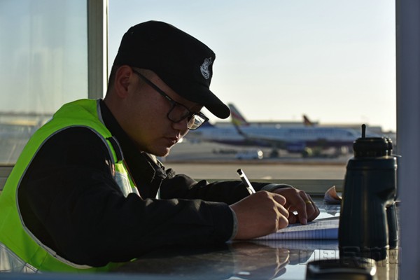 机坪固定岗的坚守_副本.jpg 机坪固定岗的坚守_副本.jpg