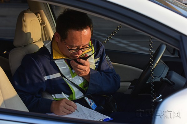 忙碌不停的引导车_副本.jpg 忙碌不停的引导车_副本.jpg