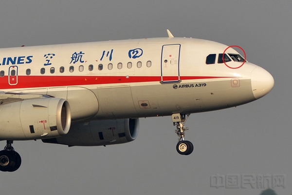 川航3U8633驾驶舱右座前风挡玻璃破裂脱落.jpg 川航3U8633驾驶舱右座前风挡玻璃破裂脱落.jpg