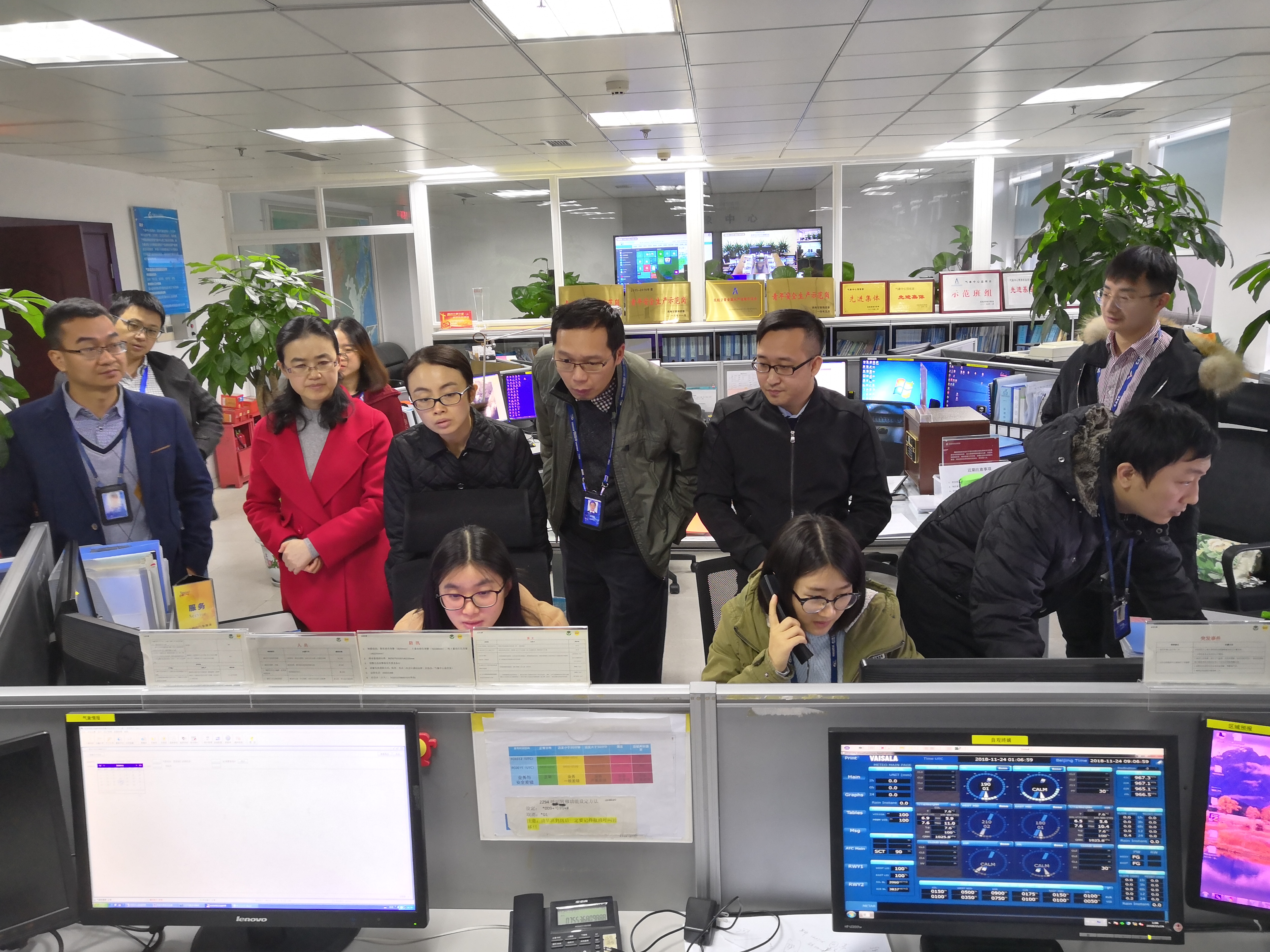 西南空管局气象中心全力应对成都双流机场大雾.jpg 西南空管局气象中心全力应对成都双流机场大雾.jpg
