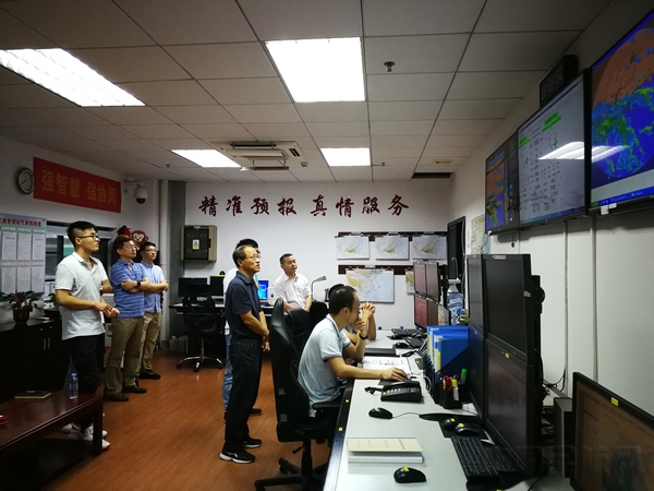 深圳空管站气象台预报室会商“韦帕”.jpg