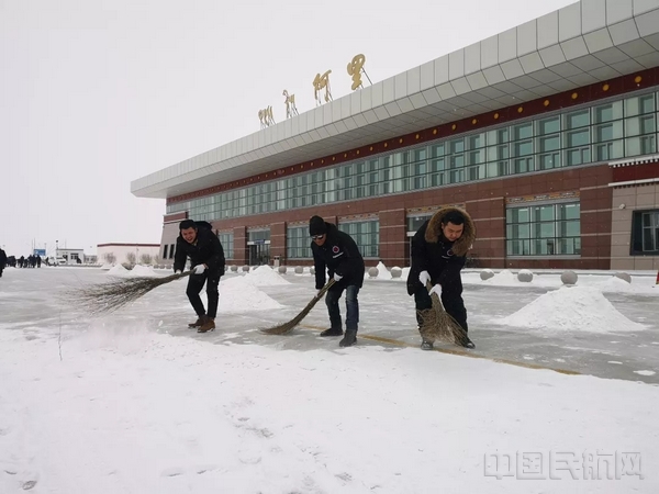 郑祥潘与同事们一起清扫机坪积雪2.jpg