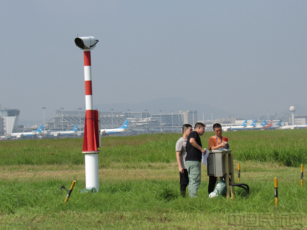 20190824,为防抗台风“白鹿”,厦门空管站气象工作人员加固自动气象观测系统风杆拉绳 (厦门空管站 陆帮贤)_副本.jpg