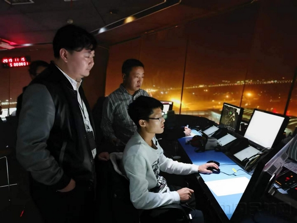 西北空管局技术人员进行系统搭建 摄影:赵艳.jpg 西北空管局技术人员进行系统搭建 摄影:赵艳.jpg