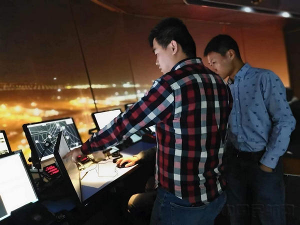 西北空管局维护保障部门进行软件测试 摄影:赵艳.jpg 西北空管局维护保障部门进行软件测试 摄影:赵艳.jpg