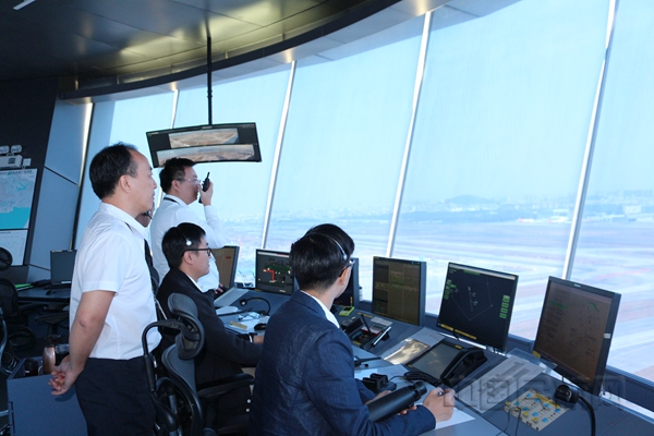 深圳空管塔台管制员指挥国防演练直升机15.jpg 深圳空管塔台管制员指挥国防演练直升机15.jpg