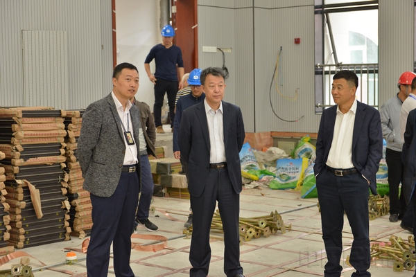 车进军局长在新终端管制大楼了解设备安装进度.jpg